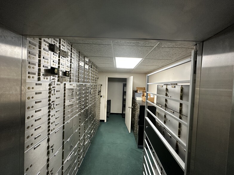 More Photos Of 39 Triangle St, Martin Bank For Lease