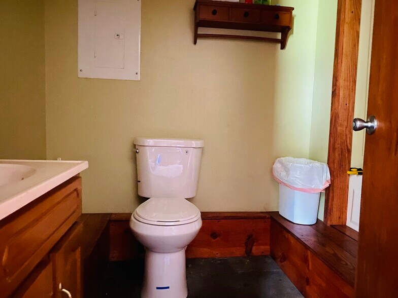 More Photos Of 823 Highway 56, Calico Rock Office For Sale