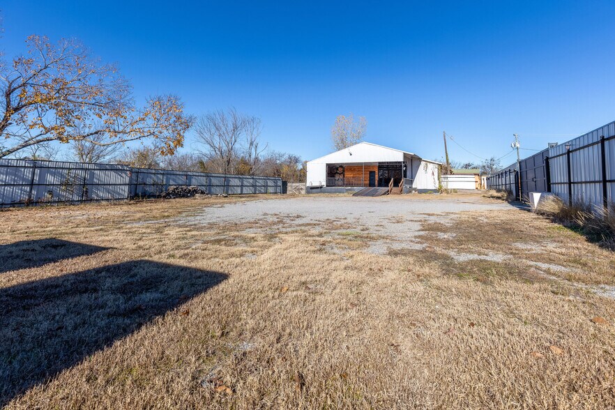 More Photos Of 1024 S First St, Sherman Warehouse For Lease
