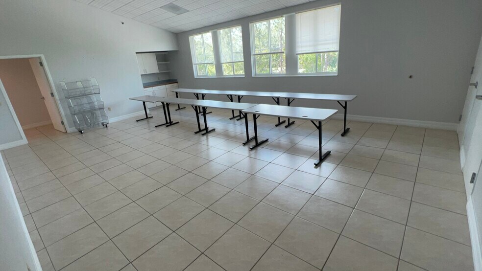 More Photos Of 4940 Bayline Dr, North Fort Myers Warehouse For Lease