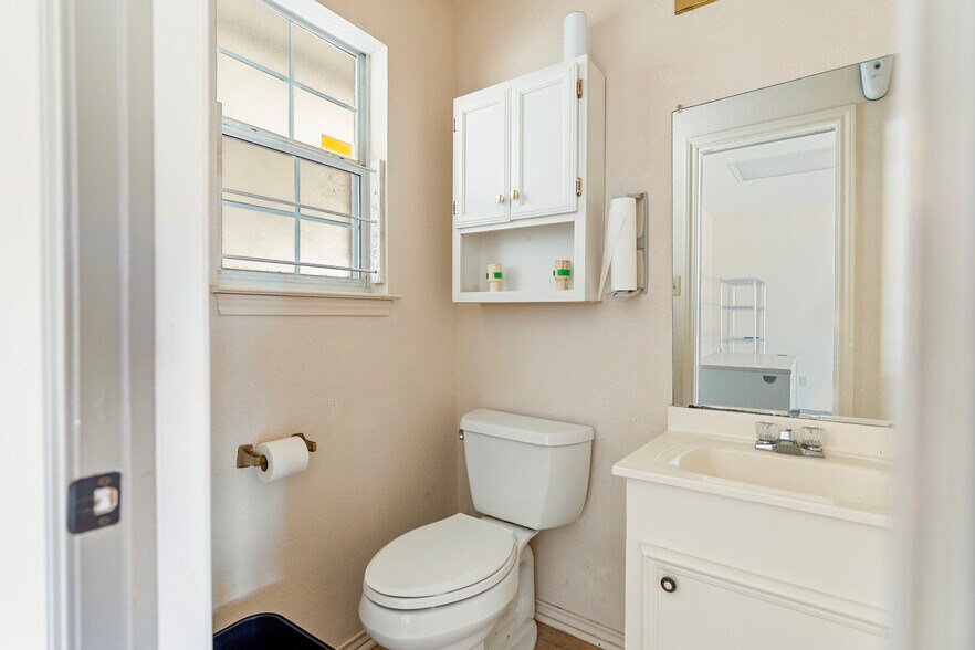 More Photos Of 105 W Walnut St, Hillsboro Flex For Sale