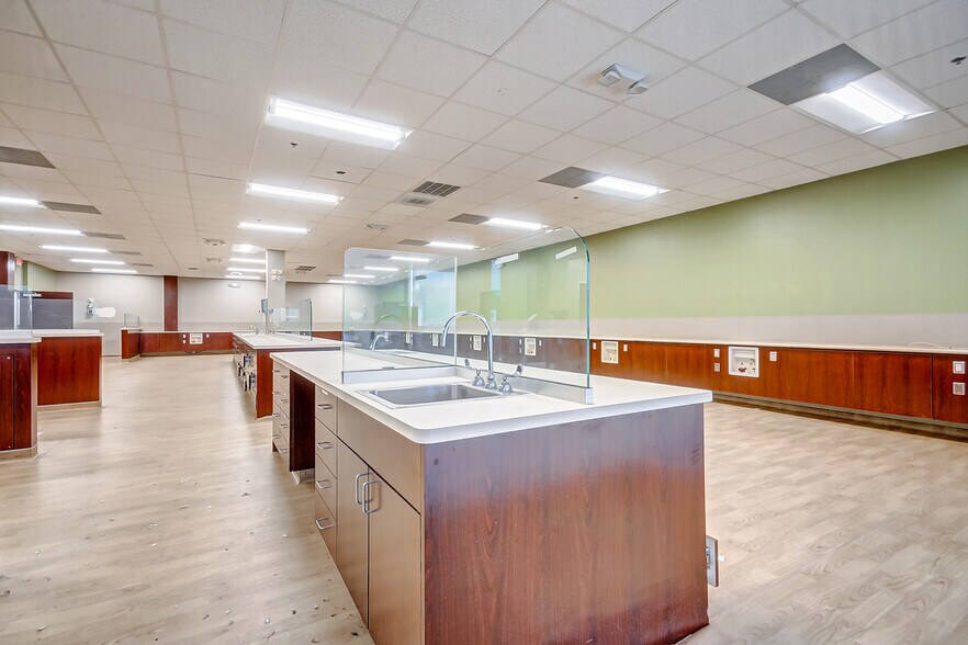 More Photos Of 12626 Woodforest Blvd, Houston Freestanding For Lease