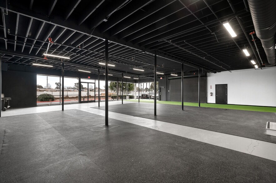 More Photos Of 800 E Dyer Rd, Santa Ana Showroom For Sale