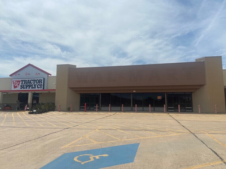 More Photos Of 1004 N Broadway St, Cleveland Freestanding For Lease