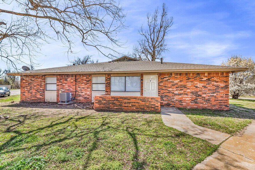 More Photos Of 210 NW North St, Minco Apartments For Sale