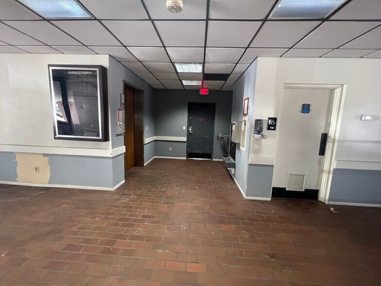 More Photos Of 420 Tamiami Trl S, Venice Medical For Sale