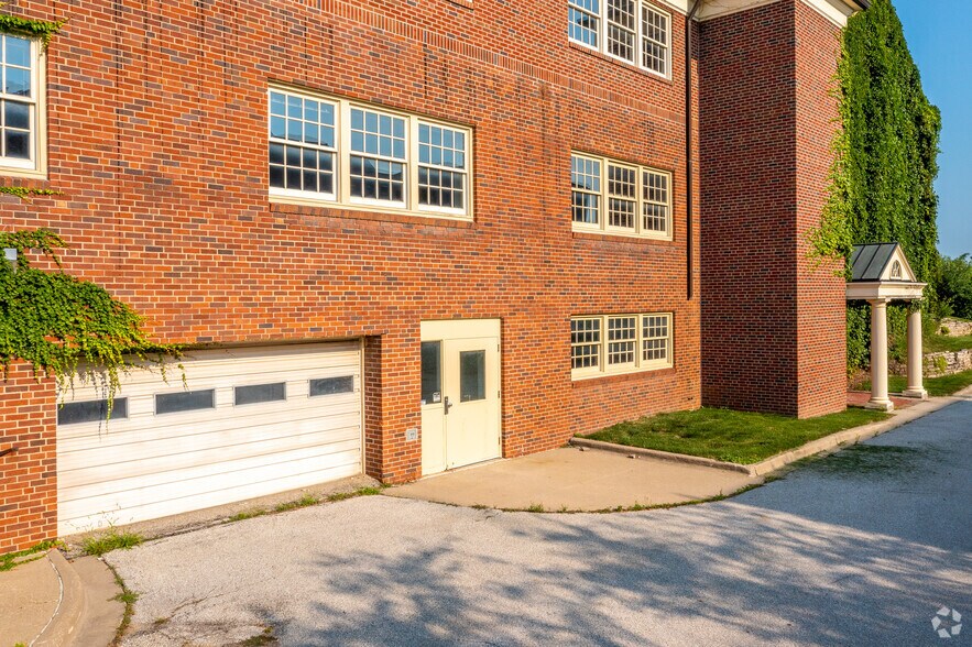 More Photos Of 2200 Grand Ave, Des Moines Office For Sale