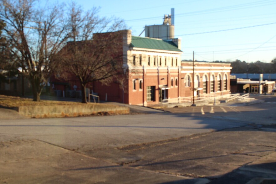 More Photos Of 105 N Main St, Nashville Bank For Sale