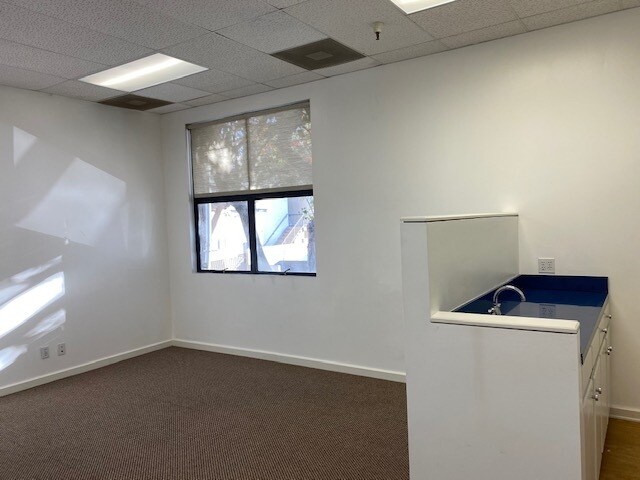 More Photos Of 2510 Main St, Santa Monica General Retail For Sale