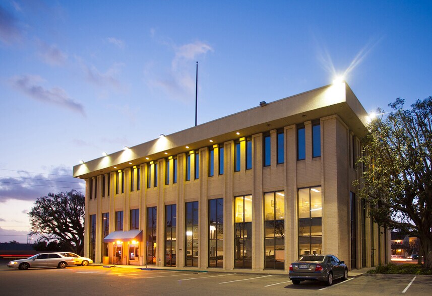 More Photos Of 4050 W Metropolitan Dr, Orange Office For Lease