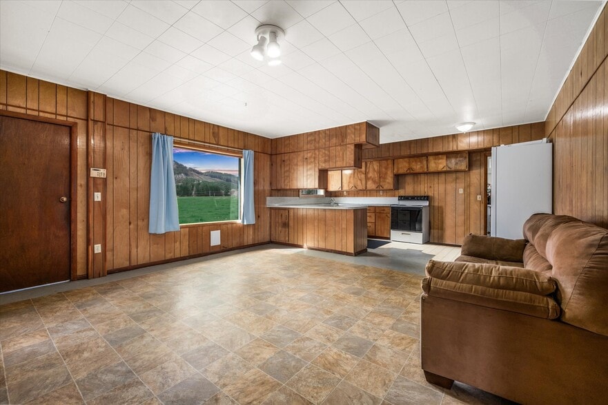 More Photos Of 7550 Logsden Rd, Logsden Convenience Store For Sale
