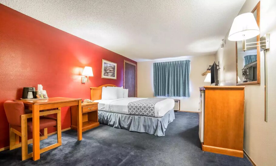 More Photos Of 70 Bear River Dr, Evanston Hotel For Sale