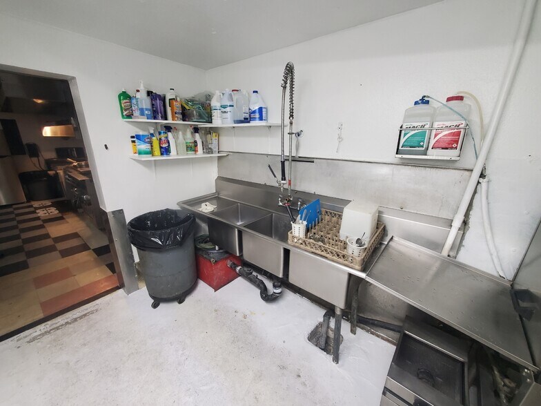 More Photos Of 295 S Broadway, Coos Bay Restaurant For Sale