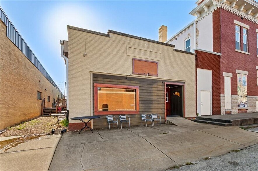 More Photos Of 117 W Walnut St, Rogers Restaurant For Lease