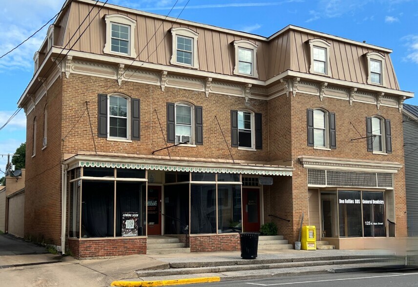 More Photos Of 121-125 N Main St, Woodstock Storefront Retail Residential For Sale