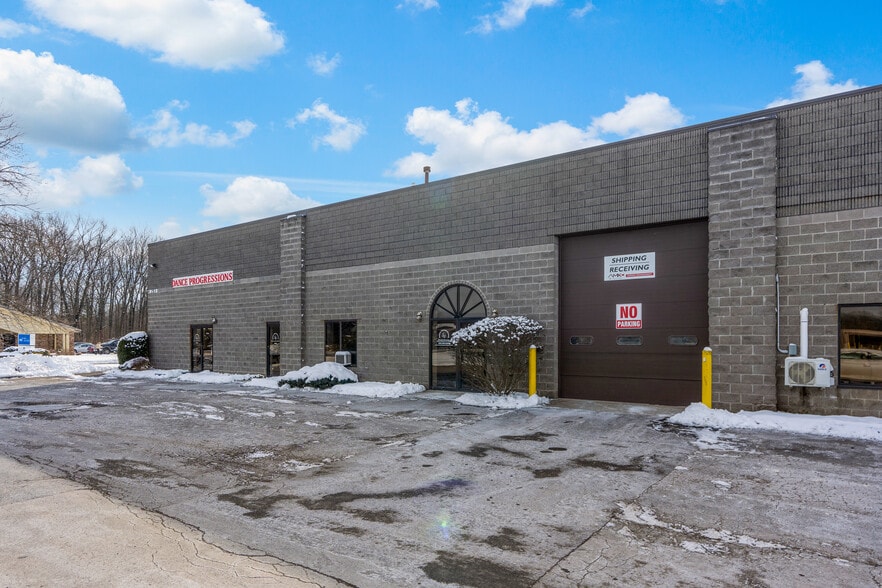 More Photos Of 34 Patria Rd, South Windsor Flex For Lease