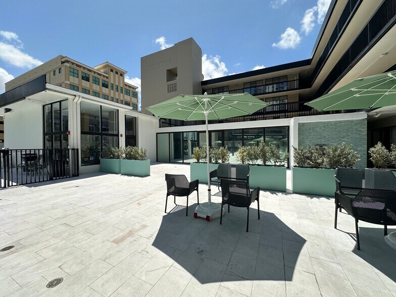 More Photos Of 1925 Harrison St, Hollywood Hotel For Lease