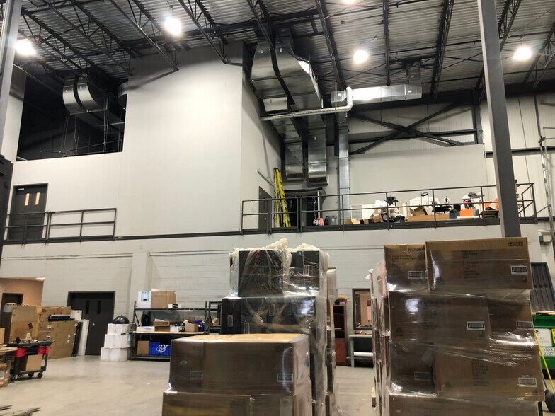 More Photos Of 20700 Rte Transcanadienne, Montréal Warehouse For Sale