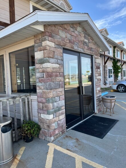 More Photos Of 1423 S US Old Highway 75, Sabetha Hotel For Sale