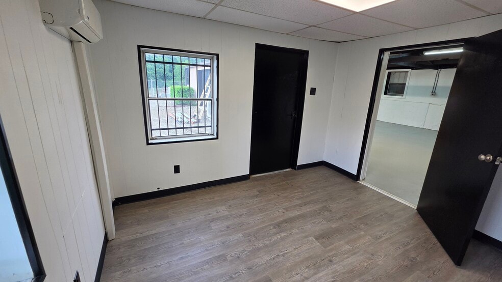 More Photos Of 4038 Hartley St, Charlotte Flex For Lease