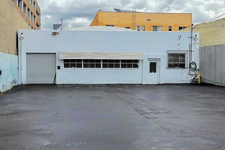 Primary Photo Of 235 W 24th St, Los Angeles Service For Sale