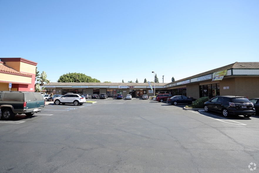 More Photos Of 5520-5574 South St, Lakewood Unknown For Lease