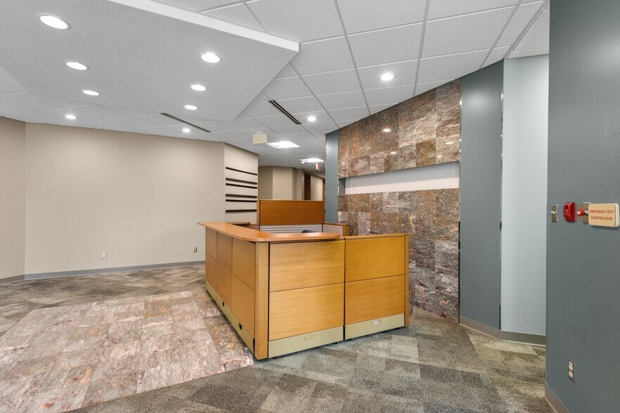 More Photos Of 1088 Springhurst Dr, Green Bay Office For Lease