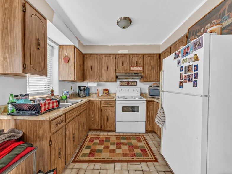 More Photos Of 2889 Howard Av, Windsor Hotel For Sale