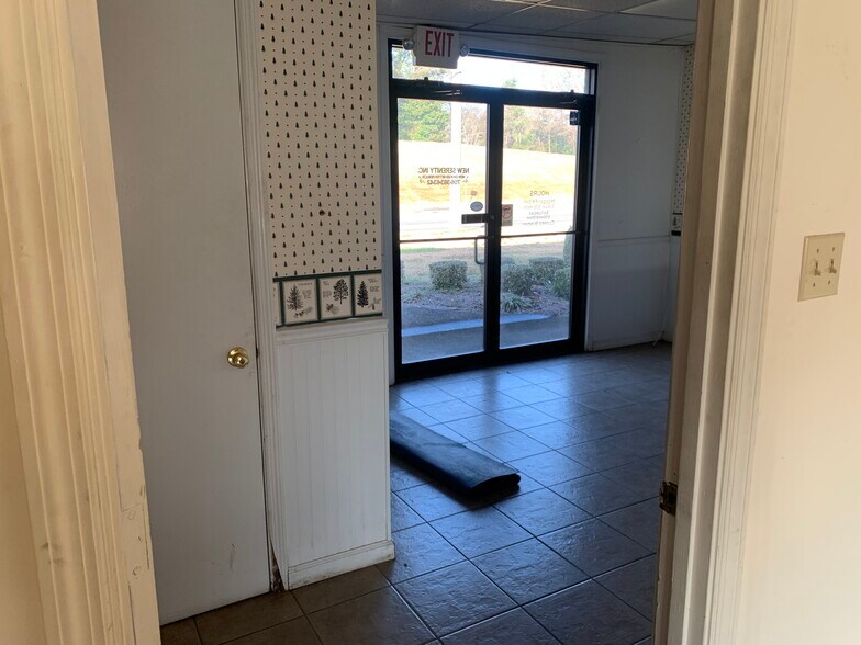 More Photos Of 1321 US Hwy 41 N, Calhoun Office For Lease