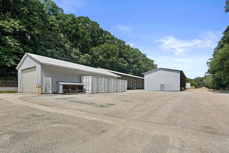 More Photos Of 8106 Intersection Rd, Glen Rock Warehouse For Lease