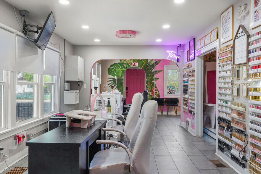 More Photos Of 1530 Geneva St, Aurora General Retail For Sale