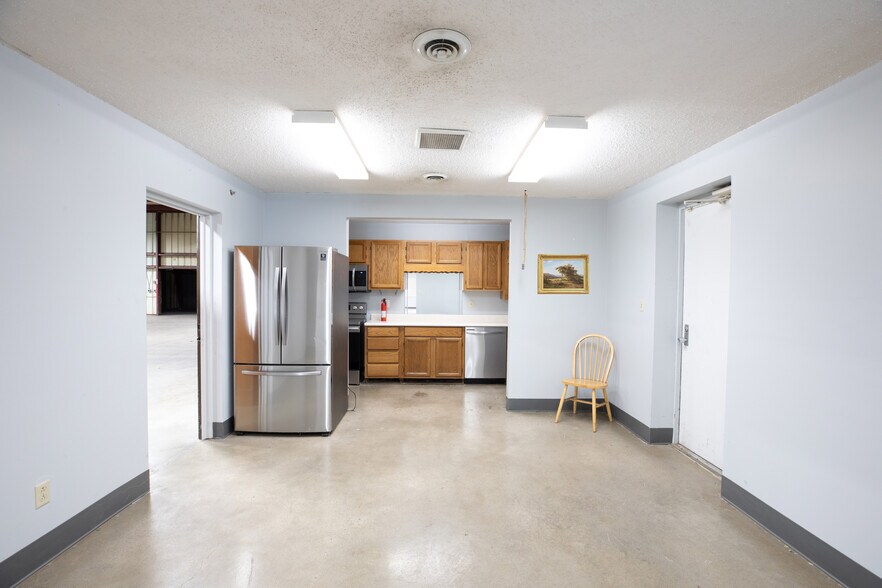 More Photos Of 600-602 NW Libby Ln, Lee's Summit Warehouse For Lease