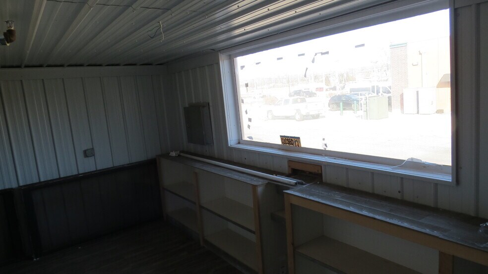 More Photos Of 310 S Coltrane Rd, Edmond Warehouse For Lease