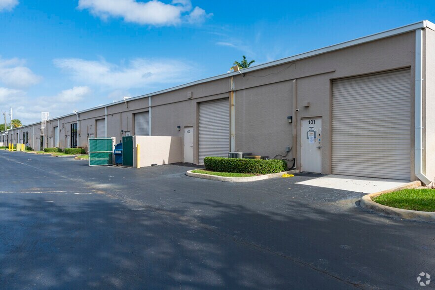 More Photos Of 6555 Powerline Rd, Fort Lauderdale Showroom For Lease