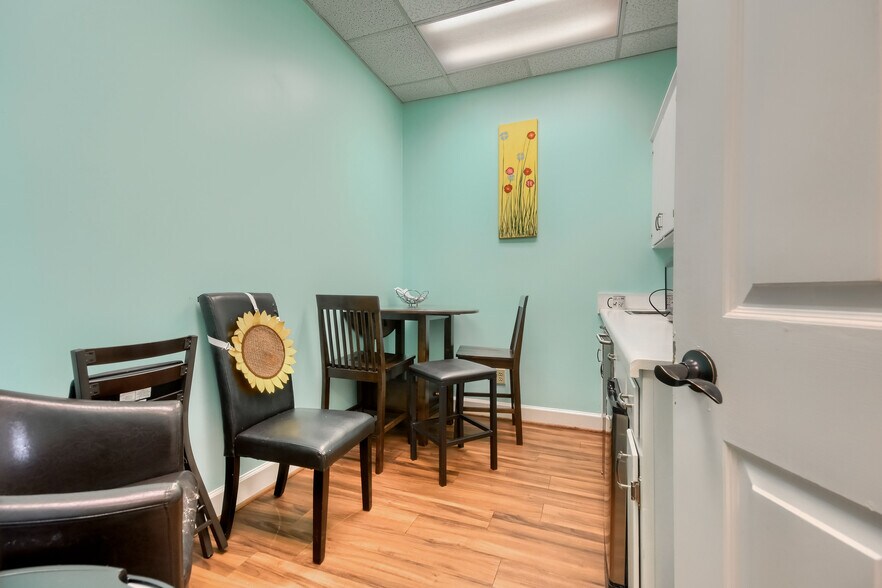 More Photos Of 130 Vann St, Marietta Office For Sale