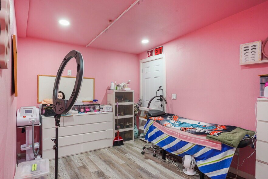 More Photos Of 1530 Geneva St, Aurora General Retail For Sale
