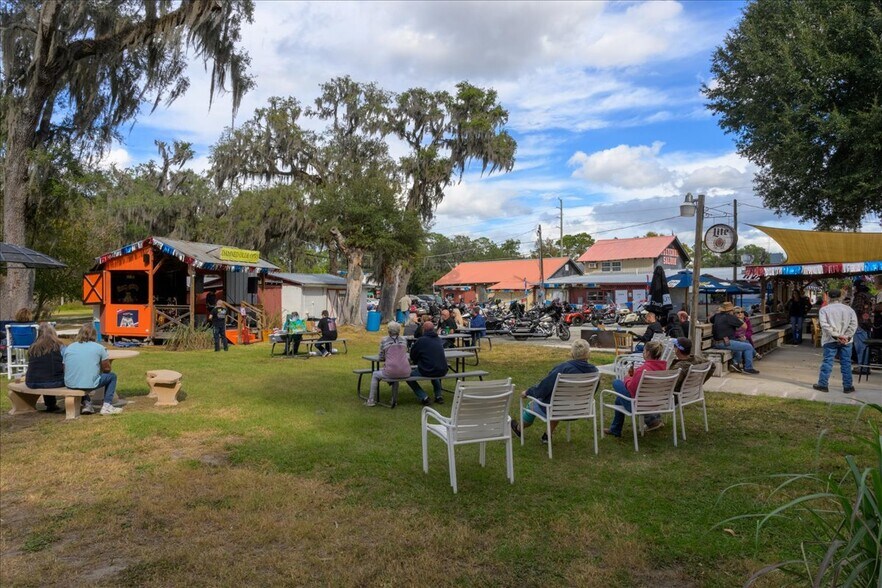 More Photos Of 337 S US Highway 17, East Palatka General Retail For Sale