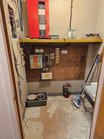 More Photos Of 103 S Fannin Ave, Cameron Office For Lease