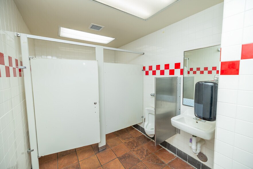 More Photos Of 2613 Candlewood Dr, Emporia Fast Food For Lease