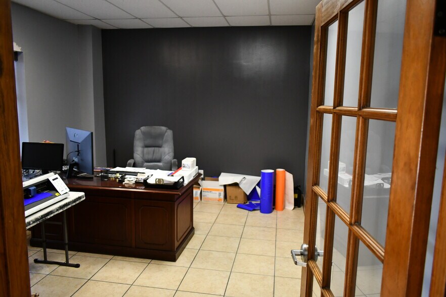 More Photos Of 2620 W Tidwell Rd, Houston Warehouse For Lease