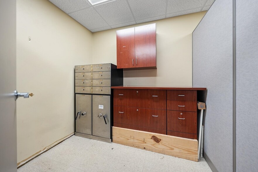 More Photos Of 2521 Steffens Ct, Green Bay Bank For Sale