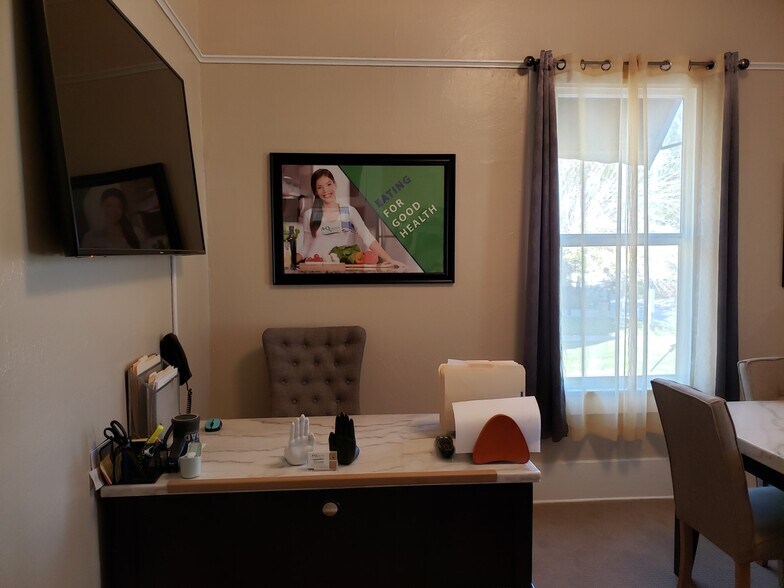 More Photos Of 12 S San Gorgonio Ave, Banning Storefront Retail Office For Lease