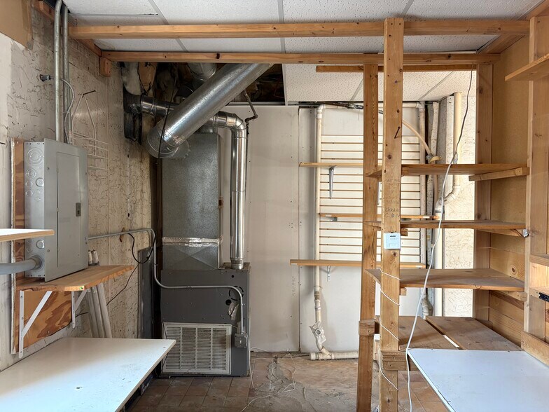 More Photos Of 1601-1603 Woodland Ave, Duluth Storefront Retail Residential For Lease