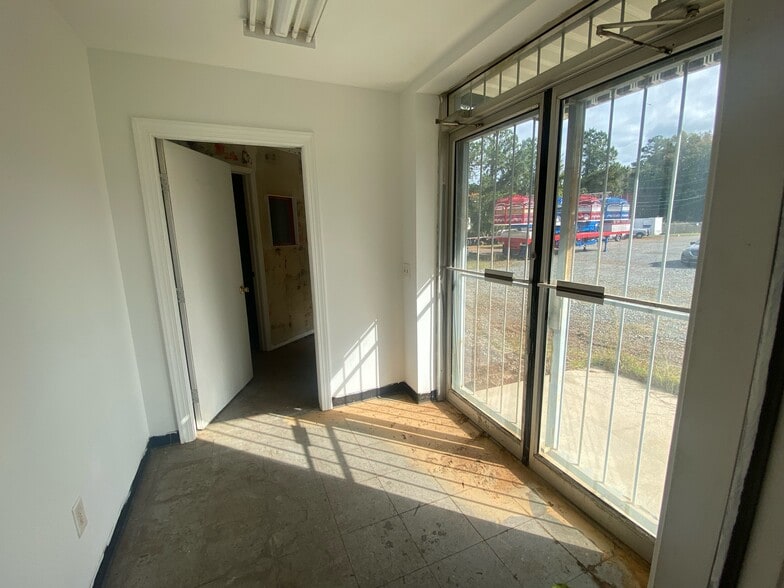 More Photos Of 3131 Hawkins Ave, Sanford Industrial For Lease