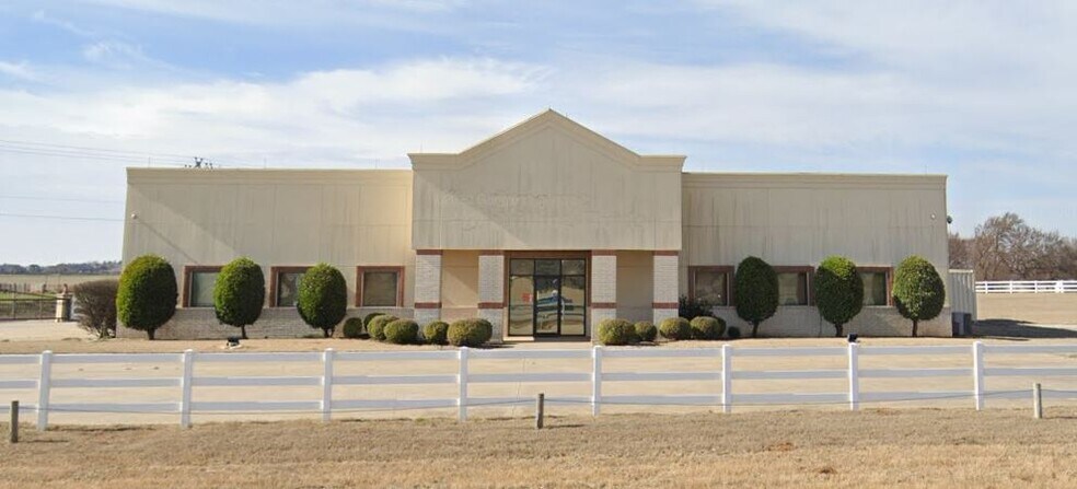 More Photos Of 1200 W Interstate Dr, Norman Showroom For Lease
