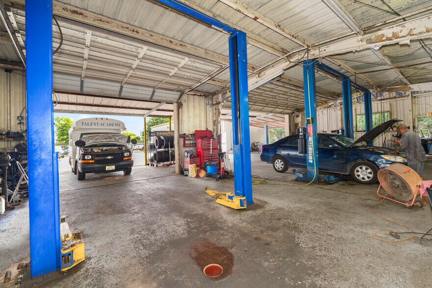 More Photos Of 9903 Honeywell St, Houston Warehouse For Sale