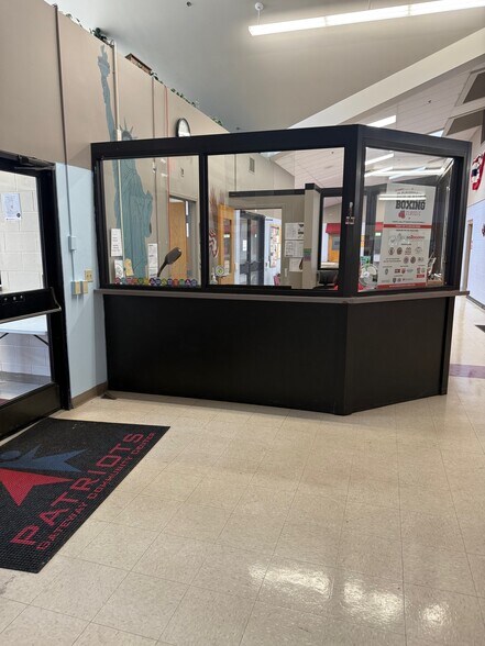 More Photos Of 615 S 5th St, Rockford Specialty For Lease