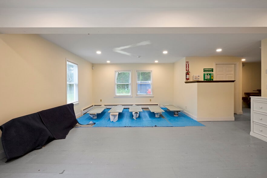 More Photos Of 4 Edgerton Dr, North Falmouth Flex For Sale