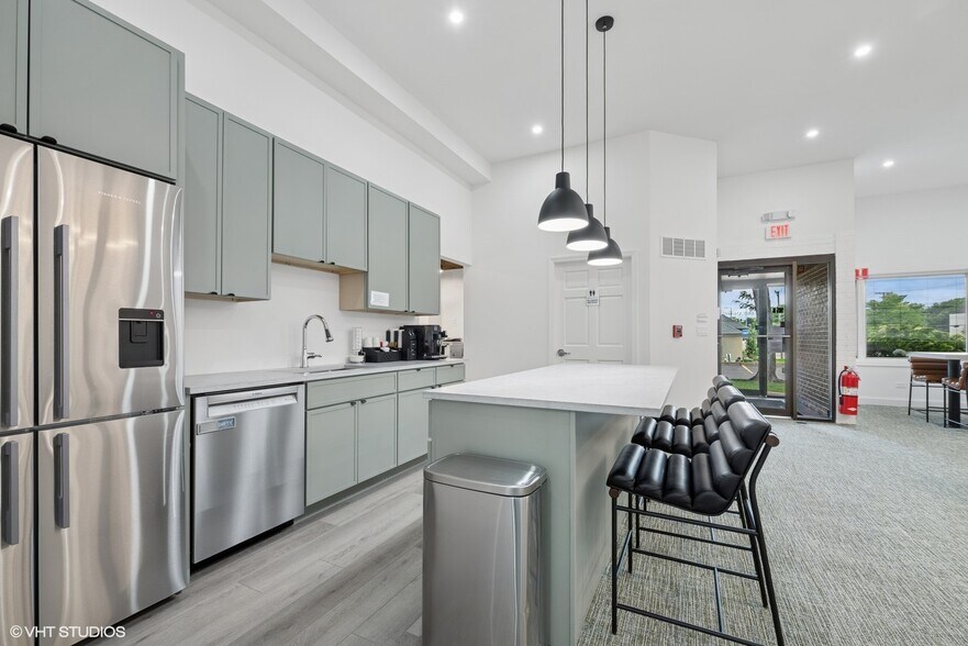 More Photos Of 915 N Milwaukee Ave, Libertyville Office For Sale