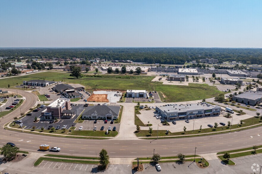 More Photos Of 1373 Union University Dr, Jackson Storefront Retail Office For Lease